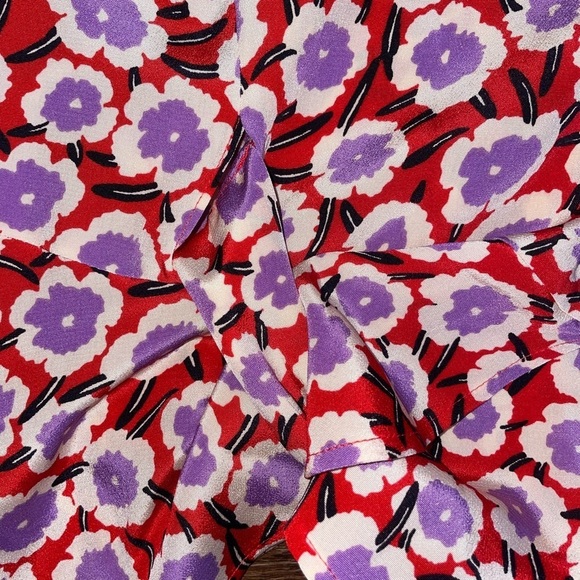 Diane Von Furstenberg 100% Silk Alexia Red and Purple Floral Wrap Top Size 8 - Picture 4 of 8